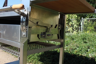 Originální pákový mechanismus umožňuje polohování grilovací plochy nad topeništěm o 10 cm.