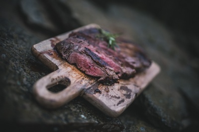 Pro dokonalý chuťový zážitek před podáváním nakrájíme steak na plátky. Dobrou chuť