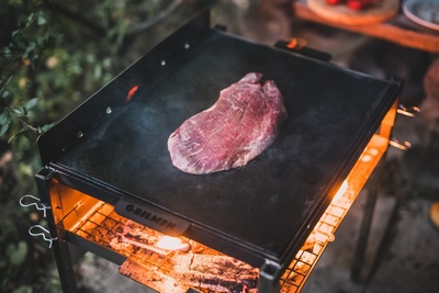 Grilujeme na lávovém kameni poctivý hovězí flank steak (800g)