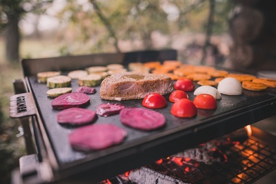 Steak z tuňáka a grilovaná zelenina na lávovém kameni